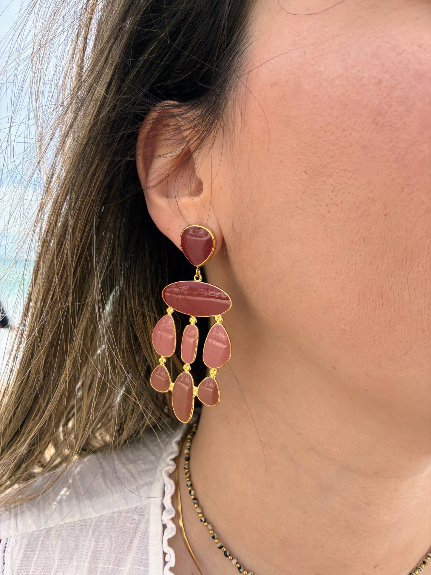 Boucles d’oreilles rouges femme Victoria en acier inoxydable doré et émail rouge portées style bohème chic