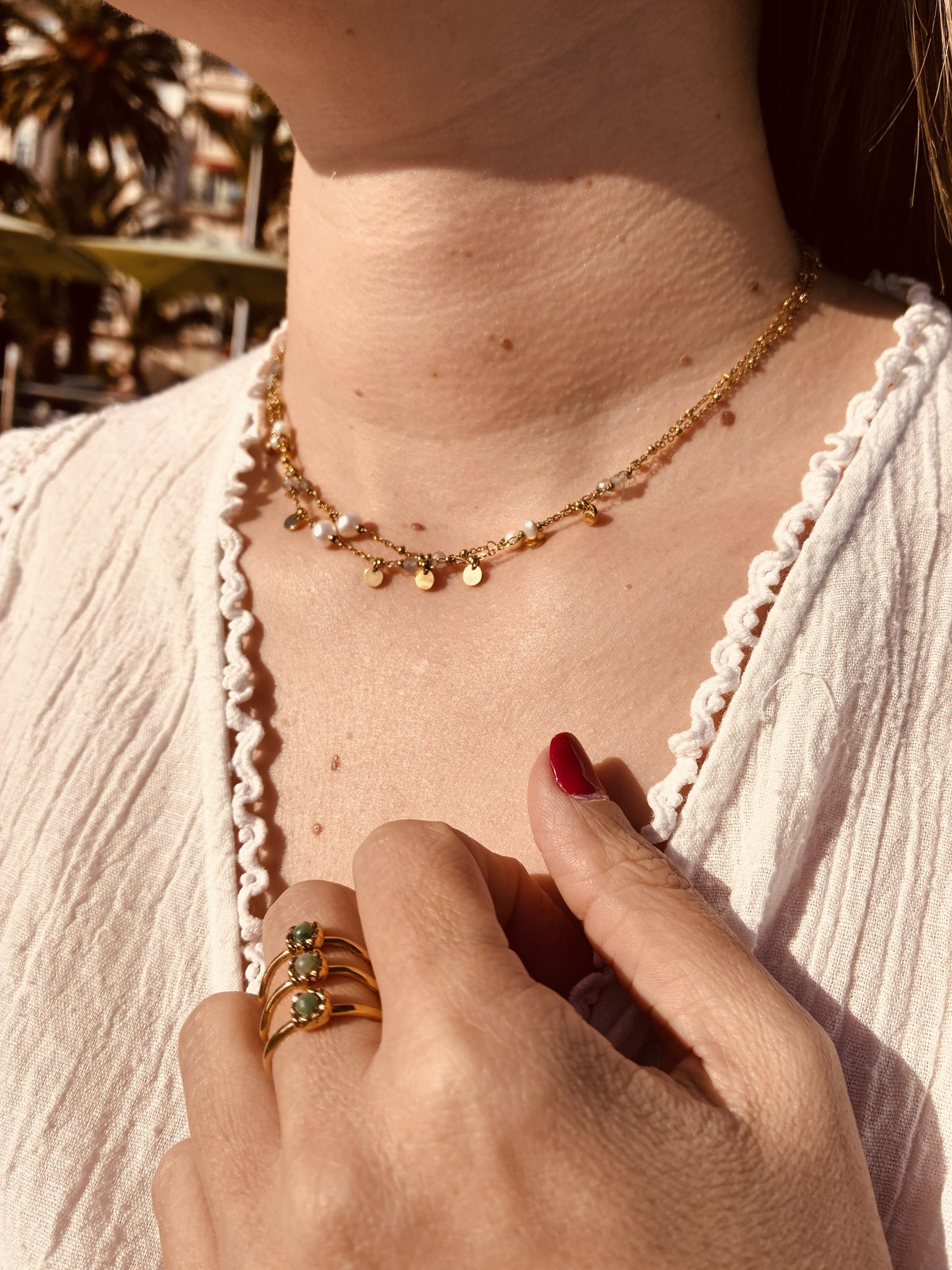 Collier pierre naturelle femme en labradorite et acier inoxydable doré. Élégant et polyvalent, il se porte en sautoir ou en double rang pour un style bohème chic lumineux.