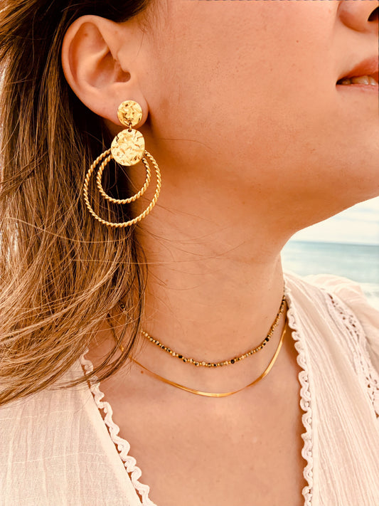 Boucles d’oreilles dorées femme Lina en acier inoxydable bohème chic portées au bord de mer