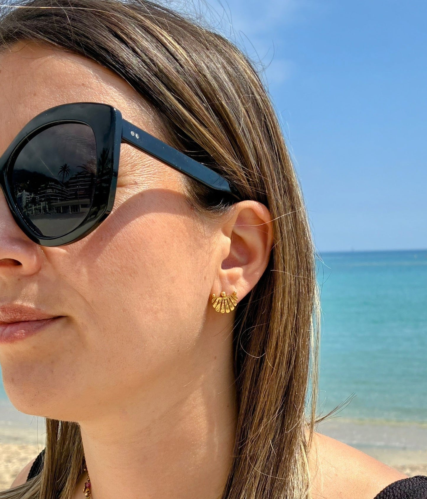 Boucles d’oreilles Pamela dorées en acier inoxydable portées au soleil