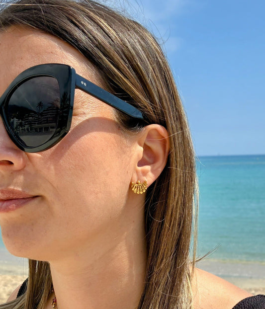 Boucles d’oreilles Pamela dorées en acier inoxydable portées au soleil