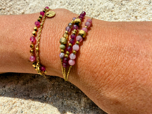 Bracelet Alba triple rang doré avec pierres naturelles roses porté au soleil