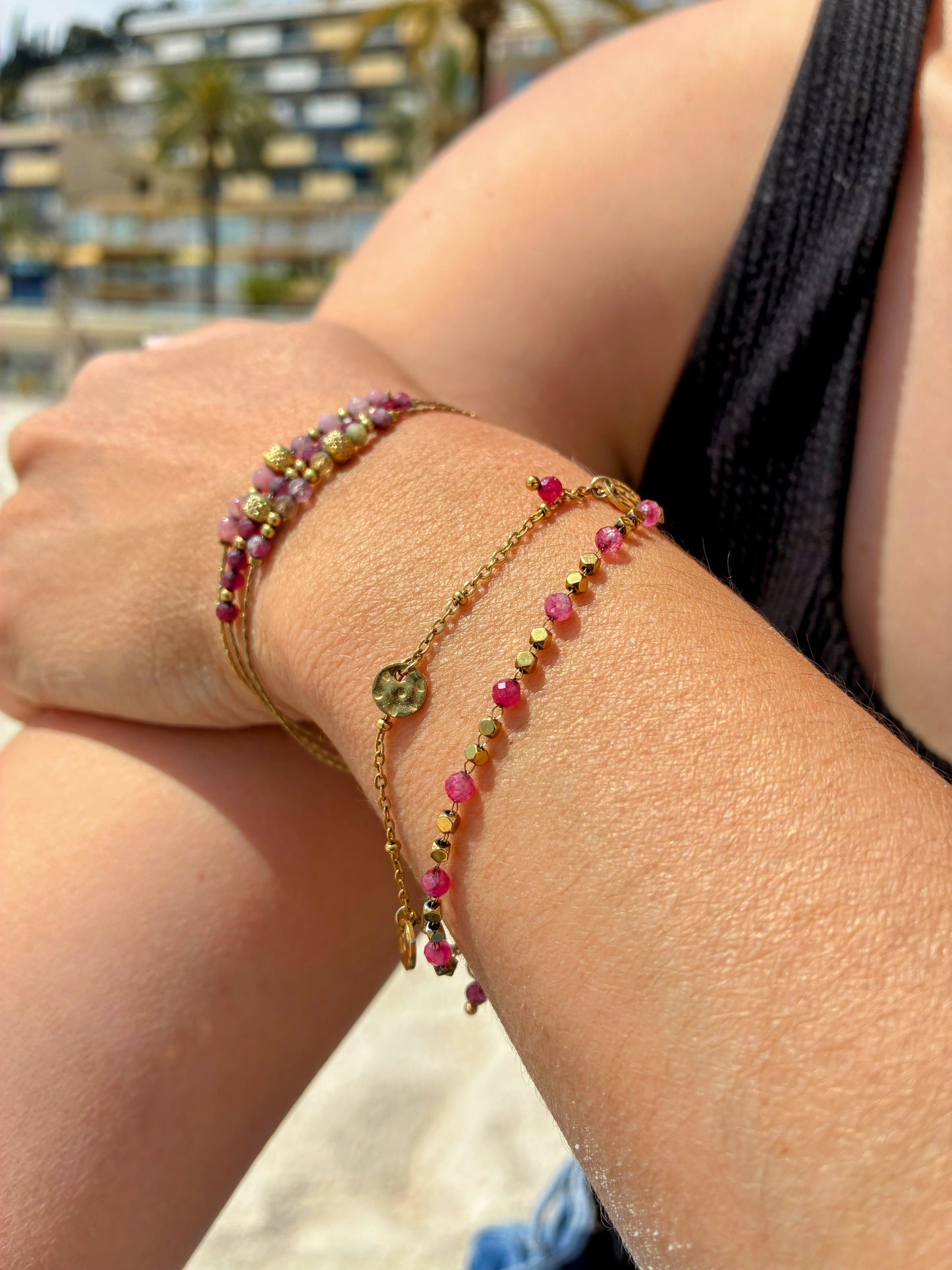 Bracelet Maya double rang doré avec pierres naturelles roses porté au soleil