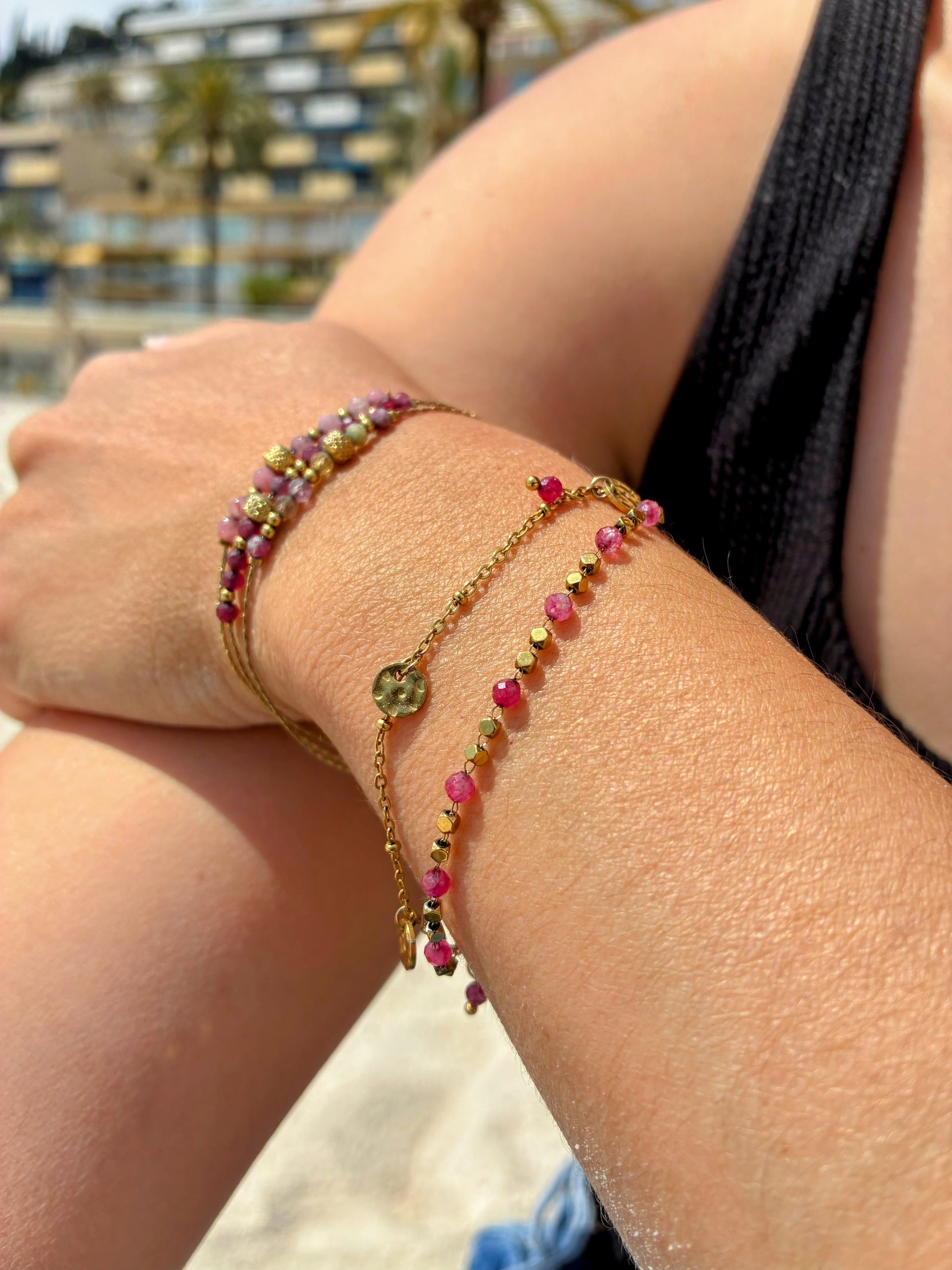 Bracelet Maya double rang doré avec pierres naturelles roses porté au soleil
