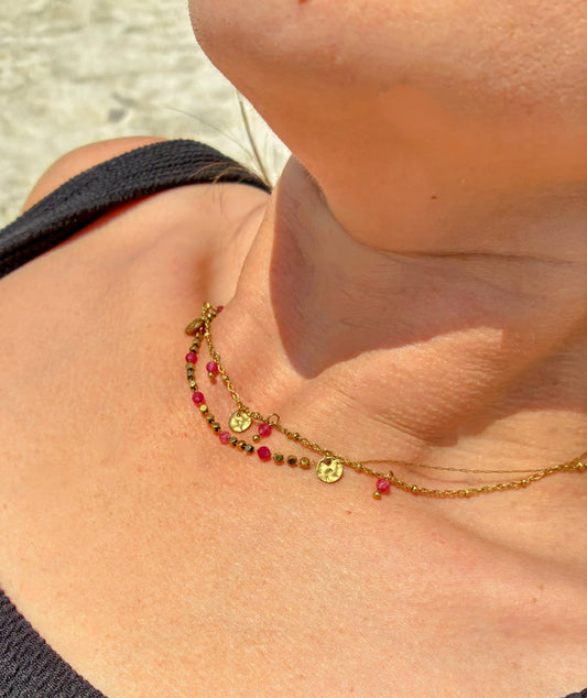 Collier Alycia double rang doré avec pierres naturelles roses porté au soleil