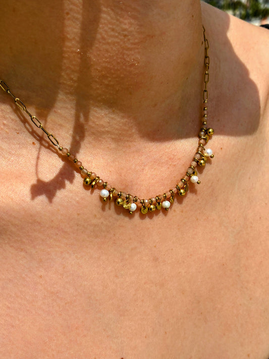 Collier Baya doré avec pierre du soleil porté au soleil